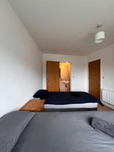 Rúm í herbergi á Superb En-suite Triple Room