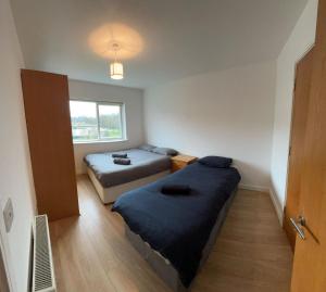 Rúm í herbergi á Superb En-suite Triple Room