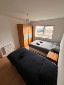 Rúm í herbergi á Superb En-suite Triple Room