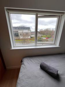 Rúm í herbergi á Superb En-suite Triple Room