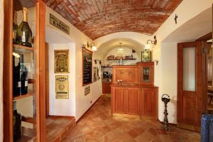 une grande chambre avec une cave à vin et un bar dans l'établissement Penzion Tilia, à Český Krumlov