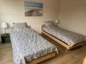 a room with two beds and a lamp in it at Cosy Villa Arcachon Bay in Audenge +18 photos