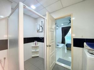 Un pequeño baño con ducha y WC. en Apartment@Mansion One Georgetown, en George Town 10 fotos más
