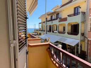 Blick vom Balkon eines Gebäudes in der Unterkunft Albergo Perseo in Portopalo