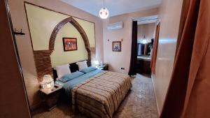 Riad Sesame tesisinde bir odada yatak veya yataklar