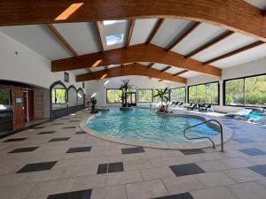 Bazén v ubytování Hôtel Spa L'Ermitage nebo v jeho okolí
