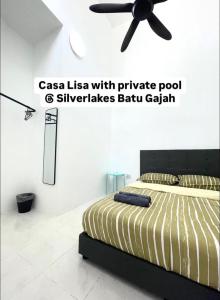 Postel nebo postele na pokoji v ubytování Casa Lisa private pool at Silverlakes Batu Gajah #guestmuslim