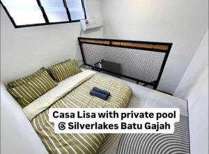 Postel nebo postele na pokoji v ubytování Casa Lisa private pool at Silverlakes Batu Gajah #guestmuslim