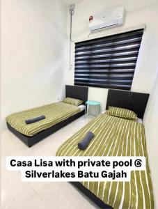 Postel nebo postele na pokoji v ubytování Casa Lisa private pool at Silverlakes Batu Gajah #guestmuslim