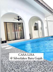 Bazén v ubytování Casa Lisa private pool at Silverlakes Batu Gajah #guestmuslim nebo v jeho okolí