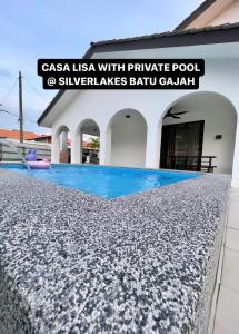 Bazén v ubytování Casa Lisa private pool at Silverlakes Batu Gajah #guestmuslim nebo v jeho okolí