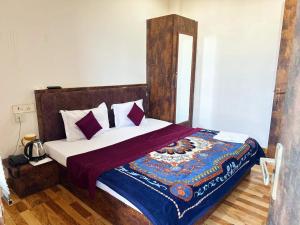 Postel nebo postele na pokoji v ubytování Laxmi Residency ! nearby Prem mandir & ISCKON temple - Best in location! close to All Main Attractions, Standard rooms