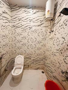 Koupelna v ubytování Laxmi Residency ! nearby Prem mandir & ISCKON temple - Best in location! close to All Main Attractions, Standard rooms