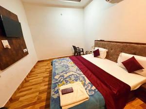 Postel nebo postele na pokoji v ubytování Laxmi Residency ! nearby Prem mandir & ISCKON temple - Best in location! close to All Main Attractions, Standard rooms