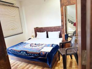 Postel nebo postele na pokoji v ubytování Laxmi Residency ! nearby Prem mandir & ISCKON temple - Best in location! close to All Main Attractions, Standard rooms