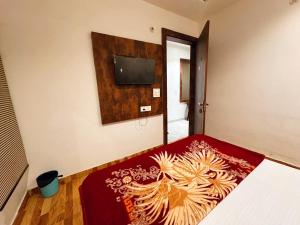 TV a/nebo společenská místnost v ubytování Laxmi Residency ! nearby Prem mandir & ISCKON temple - Best in location! close to All Main Attractions, Standard rooms + 19 fotografií