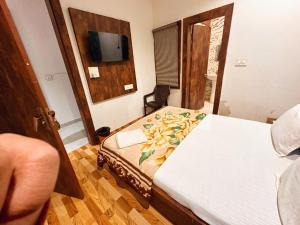 Postel nebo postele na pokoji v ubytování Laxmi Residency ! nearby Prem mandir & ISCKON temple - Best in location! close to All Main Attractions, Standard rooms