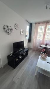 Μια τηλεόραση ή/και κέντρο ψυχαγωγίας στο T3 Cosy situé au centre-ville
