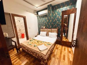 Postel nebo postele na pokoji v ubytování Laxmi Residency ! nearby Prem mandir & ISCKON temple - Best in location! close to All Main Attractions, Standard rooms