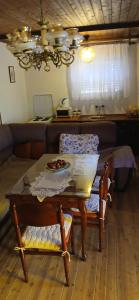 un soggiorno con un tavolo e un divano di Etno House Mira a Virpazar