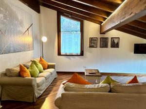 a living room with two couches and a window at Casa Lory in Bellagio