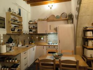 Kuchyň nebo kuchyňský kout v ubytování Rustic House Archangelos