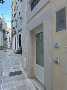 un edificio con una puerta al costado de una calle en Casetta Arco Casavola, en Martina Franca
