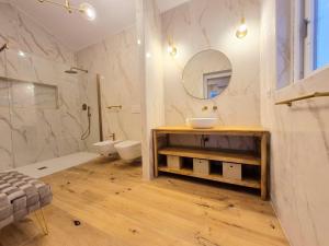 Et badeværelse på Romantica Corte dei limoni Piscinas + 13 billeder