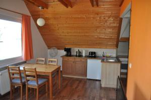 Kuchyň nebo kuchyňský kout v ubytování Ferienwohnung-Sunset inmitten der Mecklenburger Seenplatte + 4 fotografie