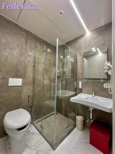 un bagno con doccia, WC e lavandino di Sweet Federica a La Spezia Altre 8 foto