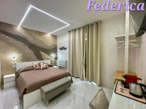 una camera da letto con un letto e un quadro sul muro di Sweet Federica a La Spezia