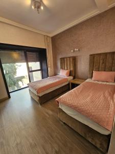 Giường trong phòng chung tại Elegant accommodation Taghazout Bay Tawenza Square +41 ảnh