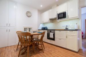 Køkken eller tekøkken på Fabulous 2 Bed Cottage - Outstanding Sea Views + 32 billeder