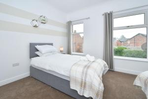 En eller flere senge i et værelse på Broad House - By Sigma Stays