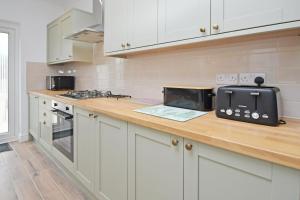 Køkken eller tekøkken på Broad House - By Sigma Stays