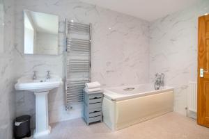 Et badeværelse på Fabulous 2 Bed Cottage - Outstanding Sea Views