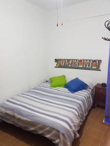 Ένα ή περισσότερα κρεβάτια σε δωμάτιο στο Hermi's house