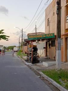ein Schild an der Seite eines Gebäudes auf einer Straße in der Unterkunft Casa 2 quartos Gaibu in Cabo de Santo Agostinho