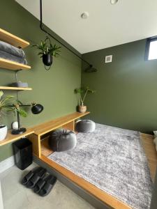 Rúm í herbergi á 糸島STAYｘCafe 海のみちひき-小富士あたり-