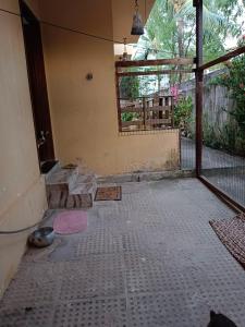 ein leeres Zimmer mit einer Tür, die auf eine Terrasse führt in der Unterkunft Casa 2 quartos Gaibu in Cabo de Santo Agostinho