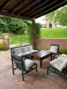 a patio with two chairs and a table and a couch at El Mirador de Abionzo in Abionzo