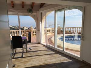 Balcone o terrazza di CASA BELLE VUE sea view & private pool