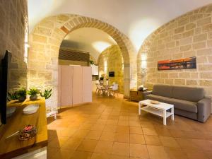 a living room with a couch and a table at La Dimora di Piero in Trani