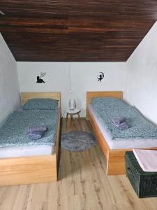 una habitación con dos camas y una mesa en Holiday Home NA VASI, en Gorenja Vas