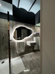 ein Badezimmer mit Waschbecken und Spiegel in der Unterkunft Appartement Ombragé 44m2 Riviera Palace Belle-Epoque, Restomod et Literie Prestige in Menton + 97 Fotos