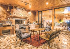 ein Wohnzimmer mit Tisch und Stühlen und einem Kamin in der Unterkunft Öztürk Farm House in Samsun