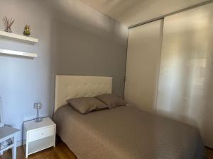 Postel nebo postele na pokoji v ubytování Superbe T2 lumineux et confortable avec prestations de qualité à Aix-les-Bains ! - FR-1-555-46