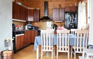 una cucina con tavolo e panna blu di 3 Bedroom Gorgeous Home In Jørpeland a Jørpeland