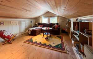 een woonkamer met een bank en een tafel bij Nice Home In Sjusjøen With Wifi in Sjusjøen +9 foto's