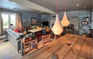 een woonkamer met een bank en een houten tafel bij Nice Home In Sjusjøen With Wifi in Sjusjøen